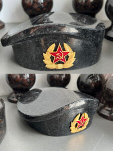 берет из черного гранита