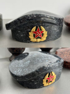 берет из голубого гранита