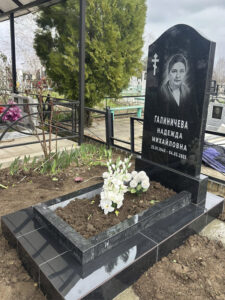 памятник из черного гранита